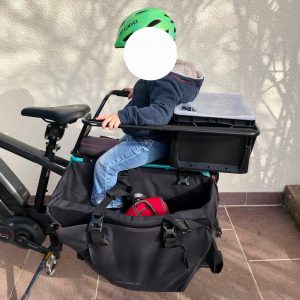 Multicharger mit kleiner Eurobox hinten und Kind